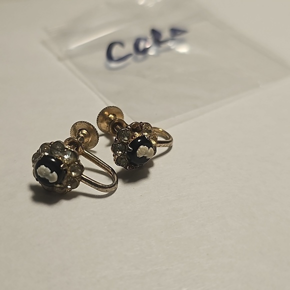 Coro Cameo with Black Onyx Screw on Earrings Vintage - Picture 1 of 6